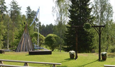 Outdoor wedding ceremony area at Kivitasku in Muurame surrounded by forest