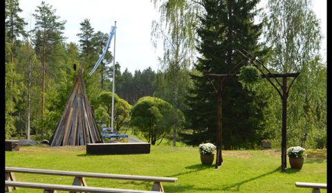 Juhlatila Villan pihapiiriin mahtuu paljon ihmisiä