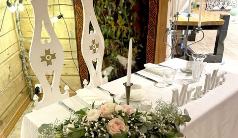 Sulhasen ja morsiamen pöytä Juhlatila Villassa