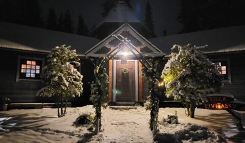 Juhlatila Villa talven keskellä pimeässä