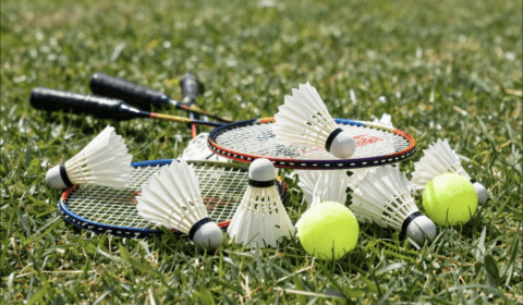 Sulkapallomailoja nurmikolla