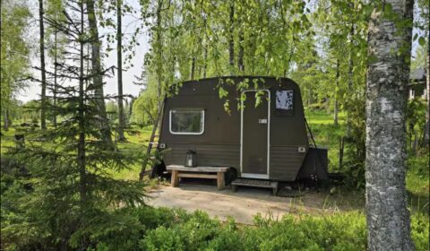 Vuokrattavana hirsimökin yhteydessä kärrysauna luonnon keskellä