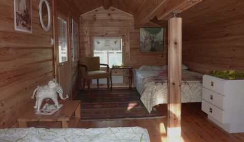 Perinteisen suomalaisen hirsiaitan yläkerran sänky