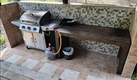 Vuokrattavan hirsimökki Takataskun terassilta löytyvä grilli