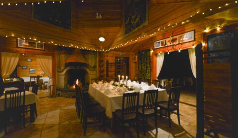 Tunnelmallinen juhlaillallinen Kivitaskun Juhlatila Villassa