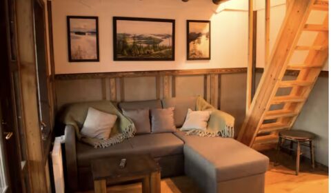 mökkimajoitus Jyväskylä hirsimökki Takataskun oleskelutila