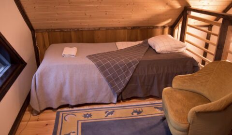 Vuokrattavan hirsimökki Takataskun sänky