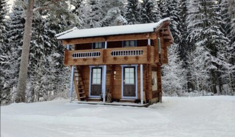 Kivitaskun aittamajoitus talvimaisemassa